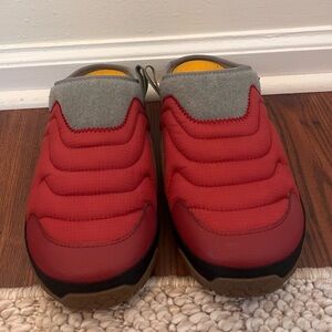 Never worn Teva ReEmber Terrain Slip On Shoes Womens Size red Comfort Slippers